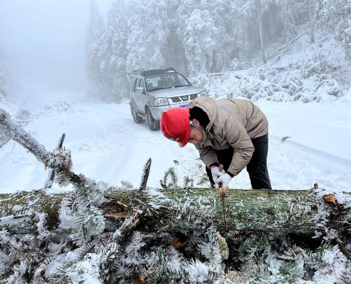檢修員在通往風機平臺的途中，清理積雪路障（拍攝者：高述科）