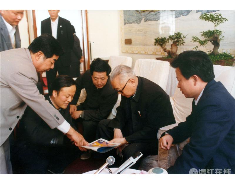 1988年4月，全國政協(xié)主席李先念在宜昌聽取清江開發(fā)匯報