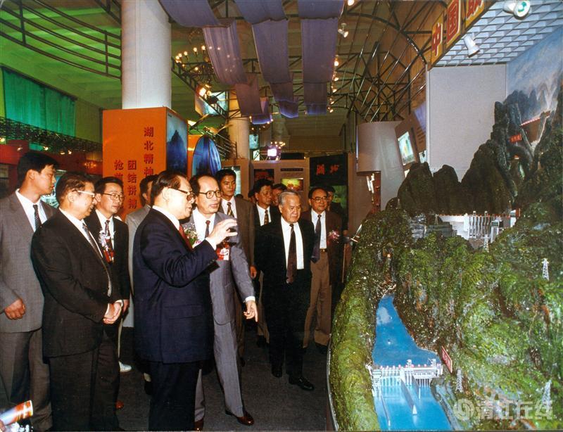 1997年9月，中共中央總書記江澤民參觀清江梯級開發(fā)模型