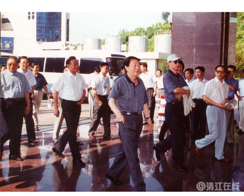 2001年7月，國務(wù)院總理朱镕基、副總理吳邦國視察清江